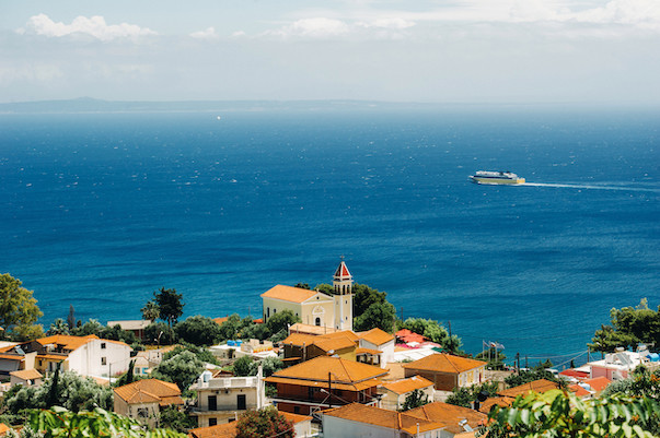 vista dall'alto della chiesa dell'isola di Zante. In lontananza, un traghetto naviga attraverso il Mar Ionio. l'isola di Zante, Grecia.